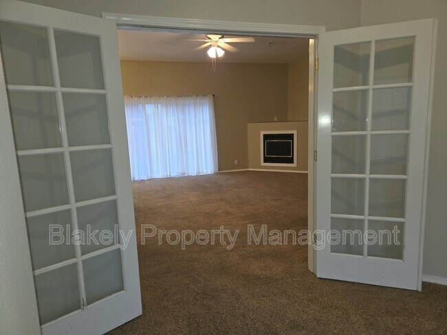 Building Photo - 917 W Greenhead St