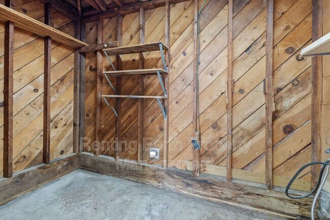 Building Photo - 405 18th Ave NW