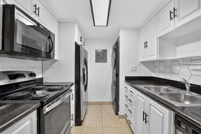 Building Photo - 220 Lakeview Dr