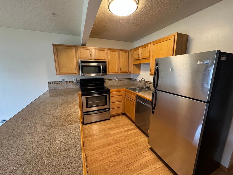 Building Photo - 1033 Straight Creek Dr