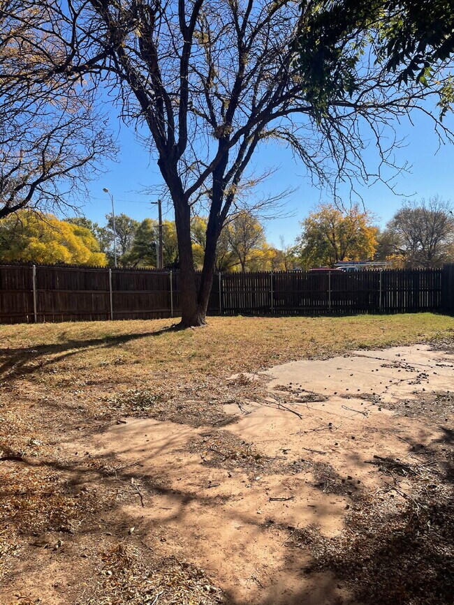 Building Photo - Spacious 3/2/2 with quick access to the Loop