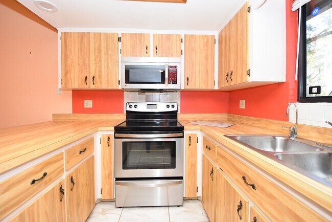 Building Photo - Lovely, 2 bedroom townhome in the Villages...