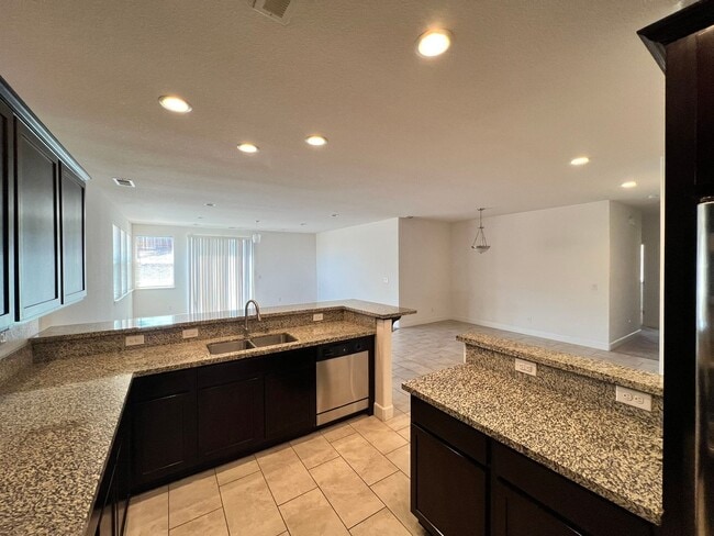 Building Photo - Large 4-bedroom home in Green Valley Estat...