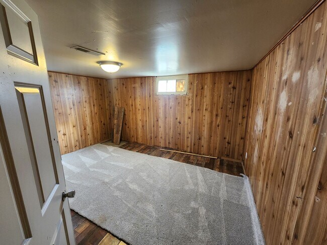 Building Photo - 2 bedroom with lots of space.