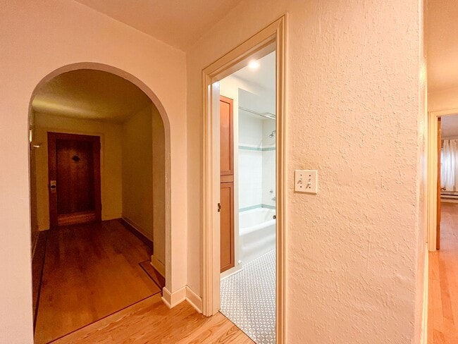 Building Photo - Charming 1bd/1bth U-District Condo, $1,550...