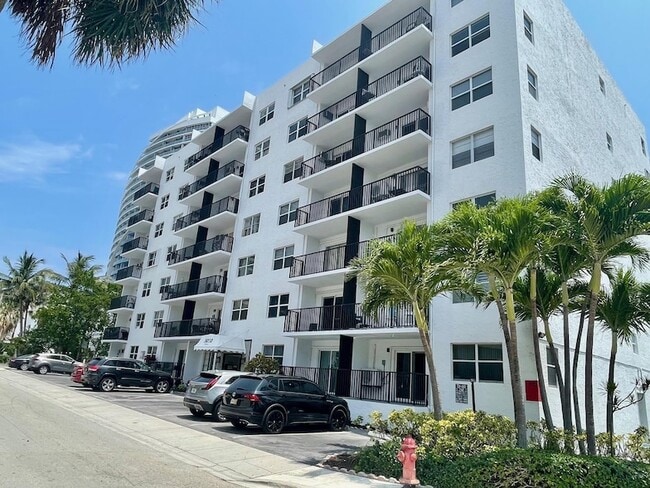 Building Photo - 3000 Riomar St