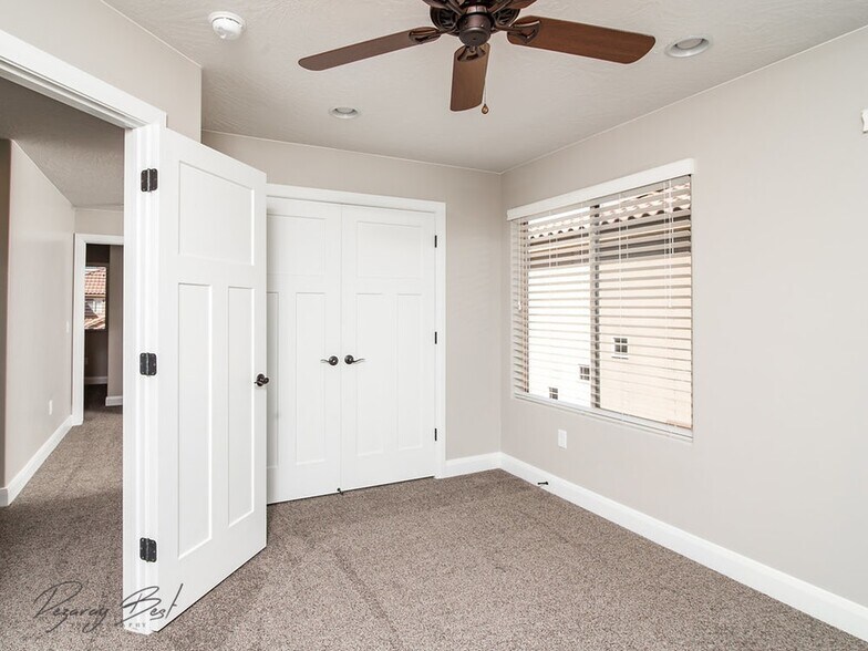 Building Photo - 325 N Red Stone Rd