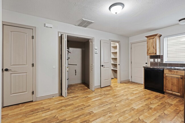Building Photo - DARLING - 2 Bed 1.5 Bath Townhome in the M...