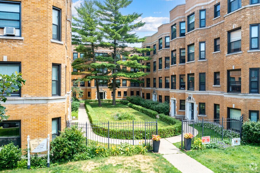 Building Photo - Renovated Units Blocks From The Lake and Downtown Evanston!