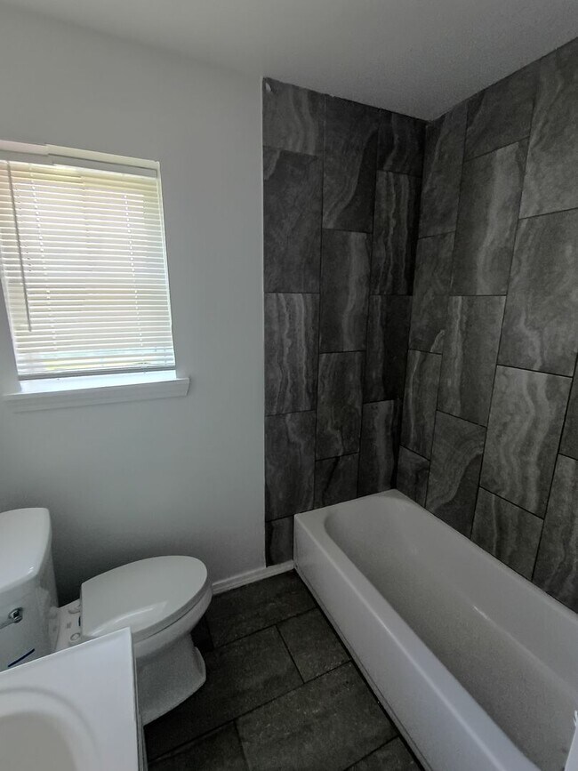 Building Photo - 3 Bedroom, 1.5 Bath Apartment for Rent – Waldron, AR