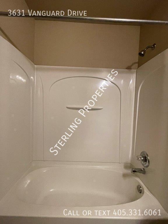 Building Photo - 3631 Vanguard Dr