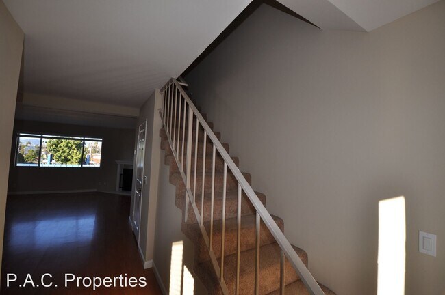 Building Photo - 2 br, 1.5 bath Apartment - 5340 Whitsett A...