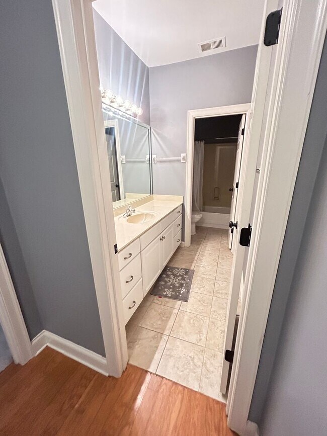 Building Photo - Beautiful Collierville home tucked away in...