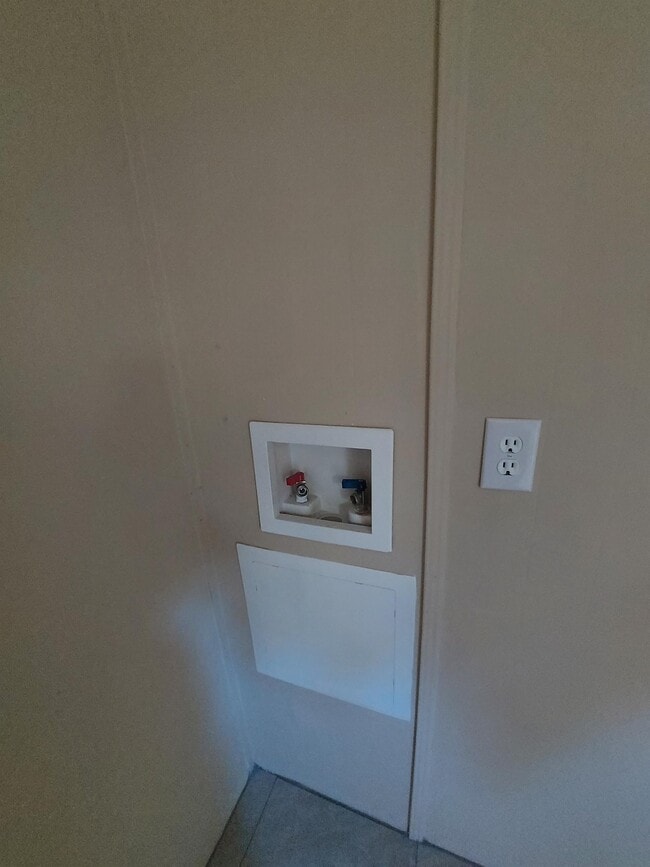 Building Photo - 119 E Woods Ct