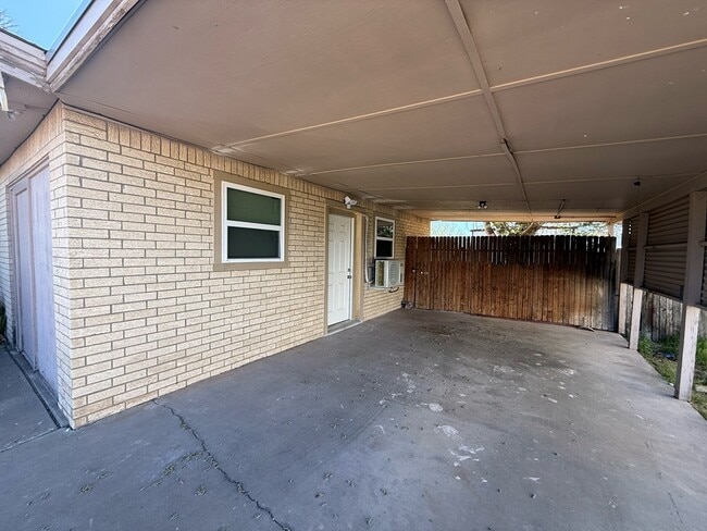 Building Photo - 420 E 47th St