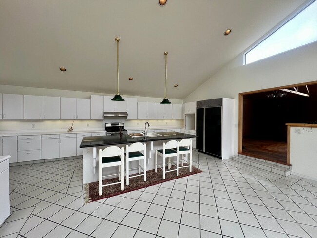 Building Photo - Large 4 bedroom 3 bathroom home in Pacific...