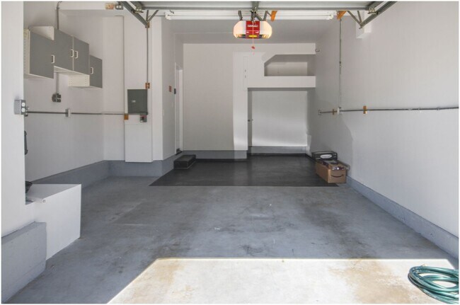 Building Photo - 2 Bedroom Condo in the Breakers!