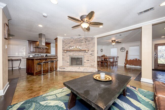 Building Photo - 3 Bedroom 2 Bath Back Bay Luxury Rental Home