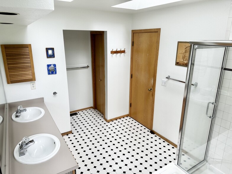 Master bathroom - 6048 Chelsea Manor Ct