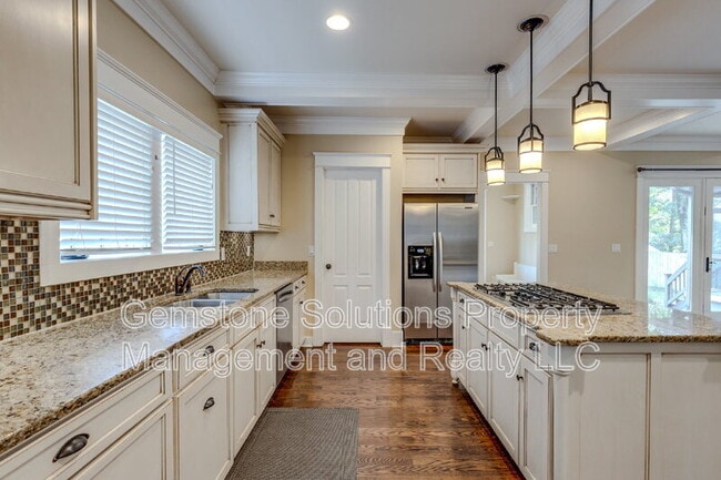 Building Photo - 210 38th Ave N