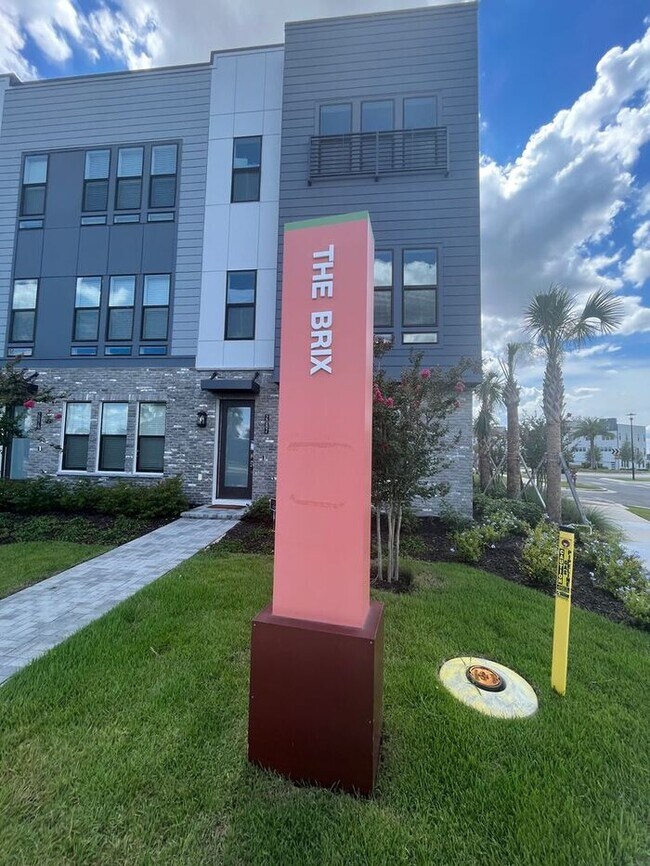 Building Photo - Brand New Luxury Town Home