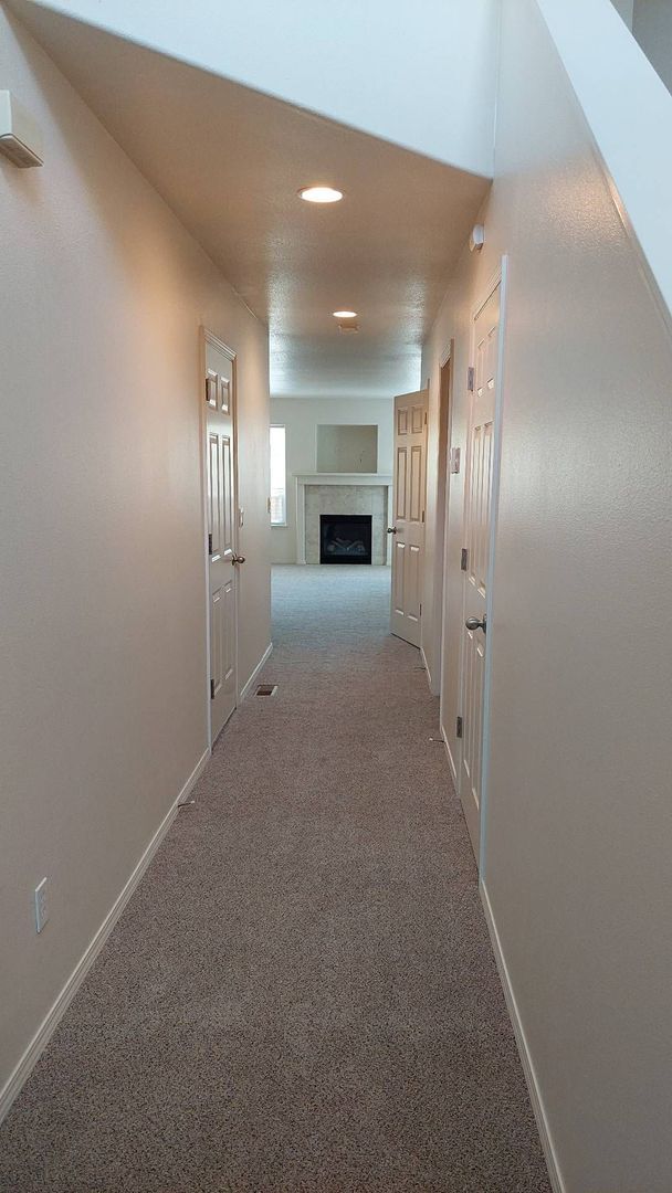 Building Photo - 3 Bed/2.5 Bath Townhouse with Garage - NE Bend