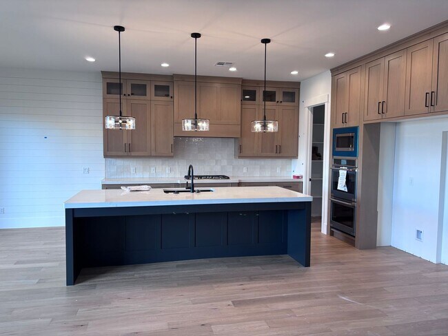 Building Photo - Beautiful 6-Bedroom Home for Rent in Prime...