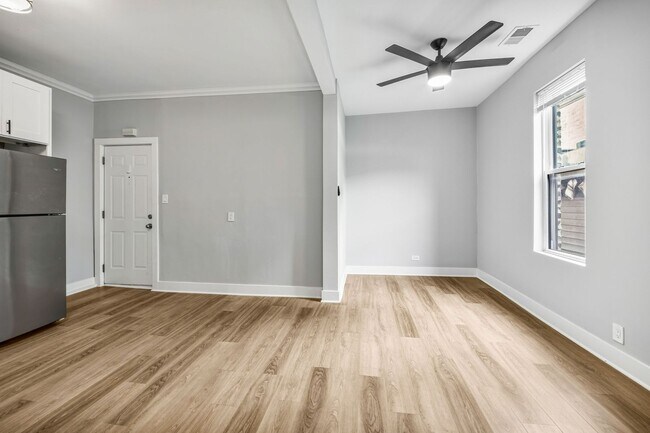 Building Photo - Gorgeous, Updated Duplex 2bd/2bth, Wicker Park Avail 5/1