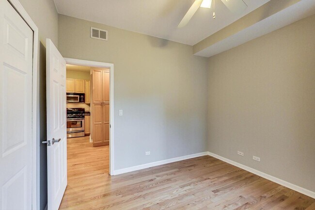 Building Photo - 825 W Cuyler Ave