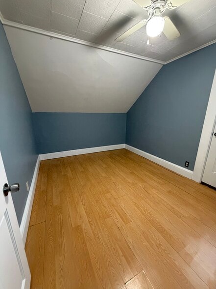 Building Photo - 571 Slade St