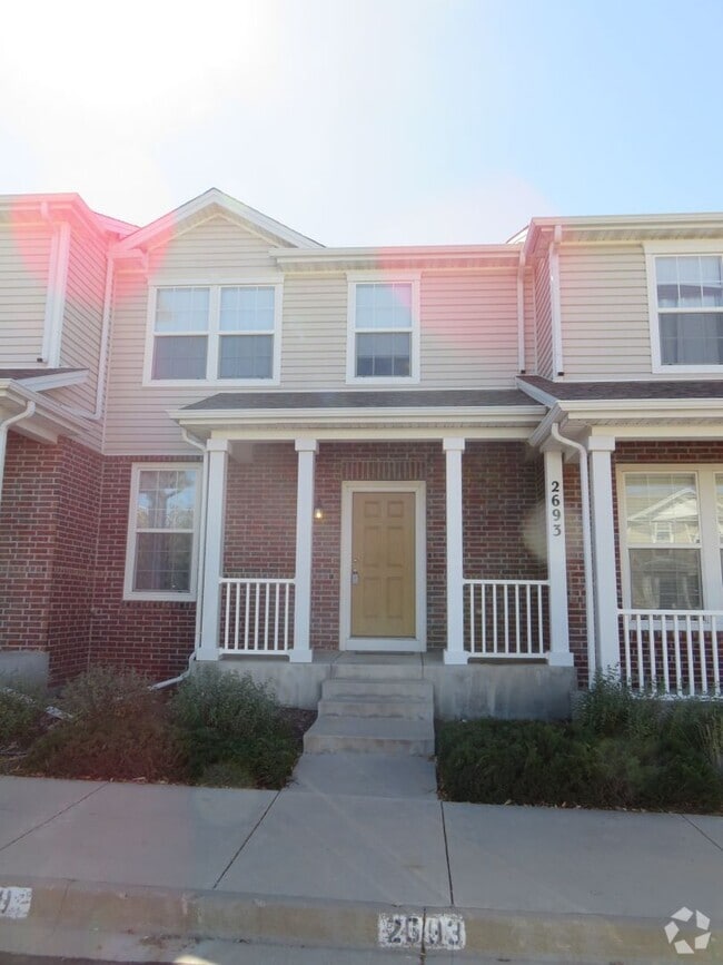 Building Photo - TWO BEDROOM TOWNHOME