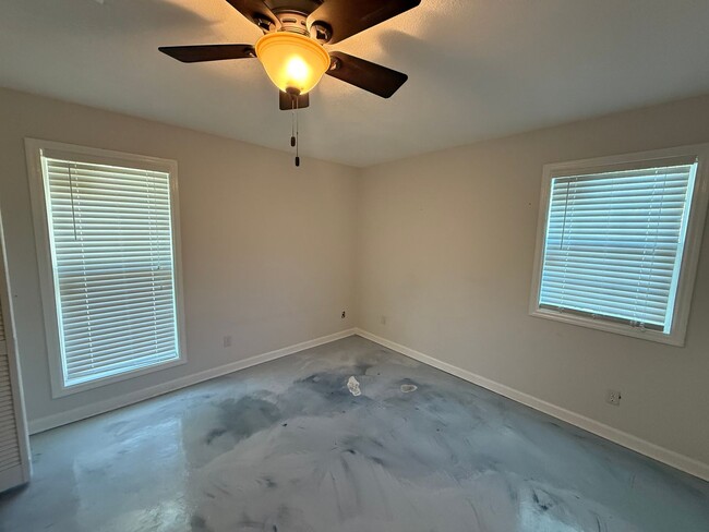 Building Photo - HUGE UPGRADED 3/2 ON 5 ACRE LOT!