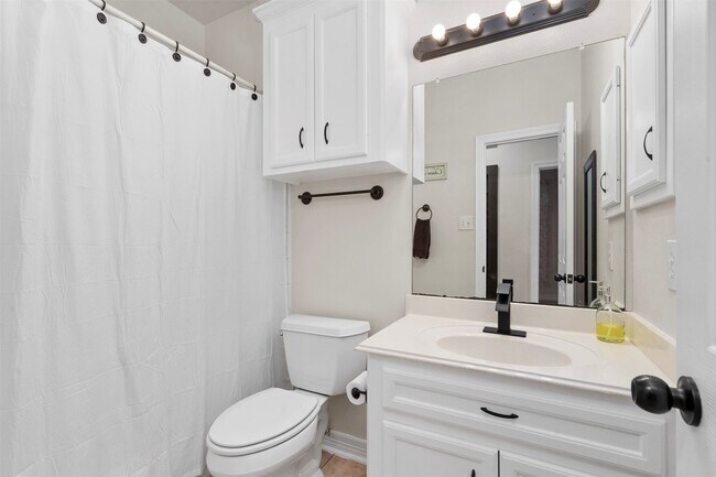 Building Photo - 2227 Oakwell Ln