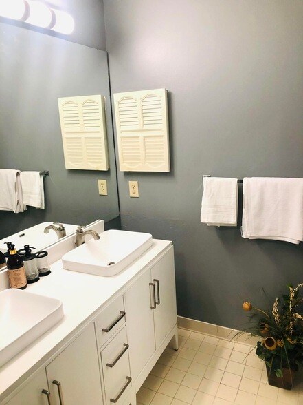 Building Photo - 1100 Duncan Cir