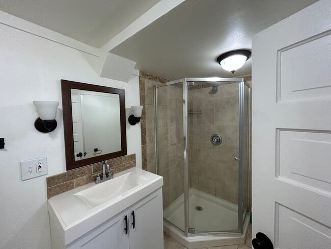 Building Photo - 669 Orem