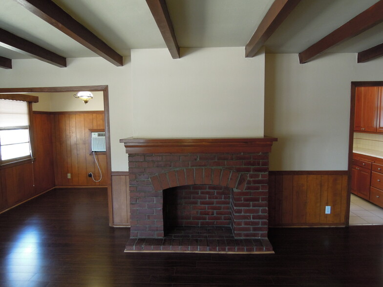 imitation fireplace - 5734 Fulcher Ave