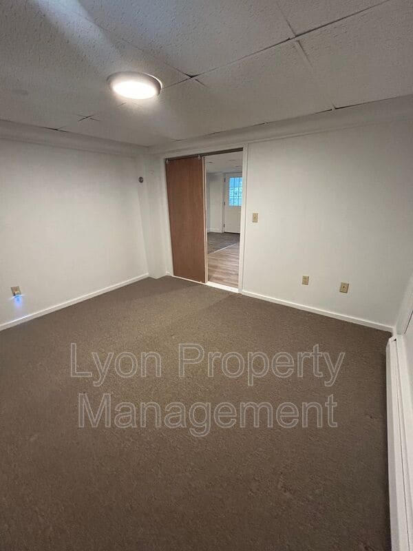 Building Photo - 1495 Ten Rod Rd