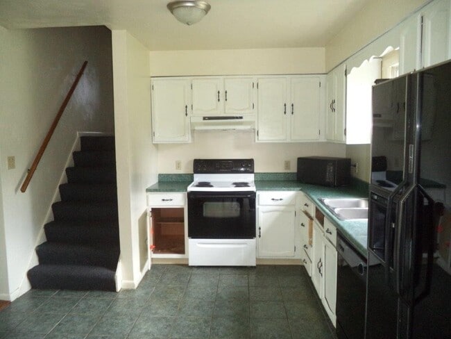 Building Photo - 4 Bedroom, 1.5 Bathroom House -- Available...