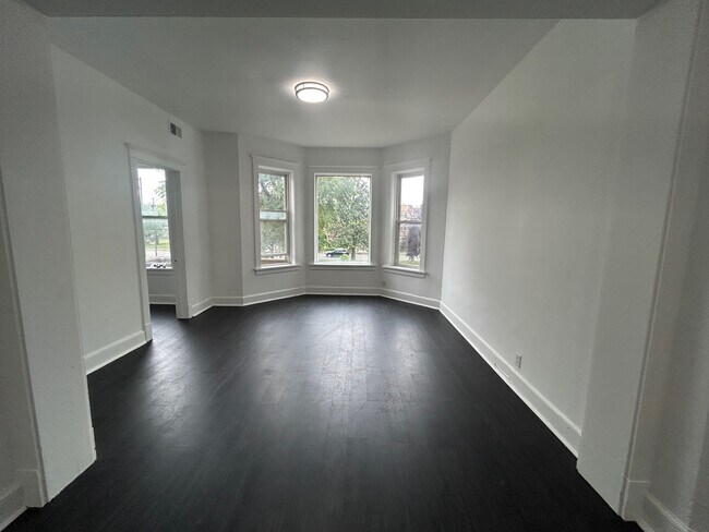 Building Photo - 704 W Garfield Blvd