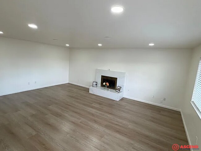 Building Photo - Fantastic 3BD/2BA Home in Bakersfield's 93309 — Garage, Gardener Included!