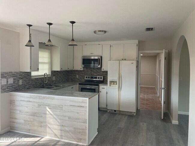 Building Photo - 102 Hershel Ct