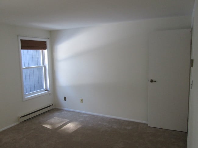 Building Photo - 14 Queen Ann Court