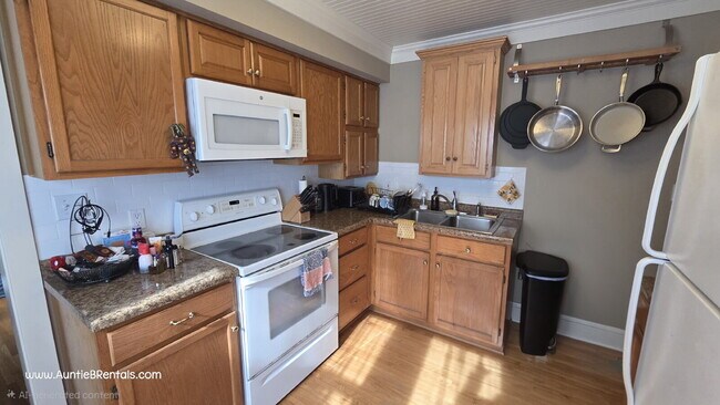 Building Photo - 428 Warwick St