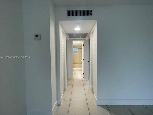 Building Photo - 9441 Live Oak Pl