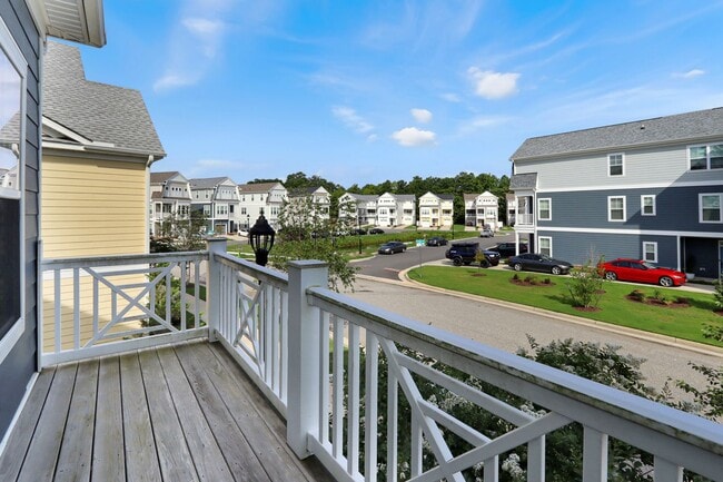 Building Photo - Low Maintenance Condo Living