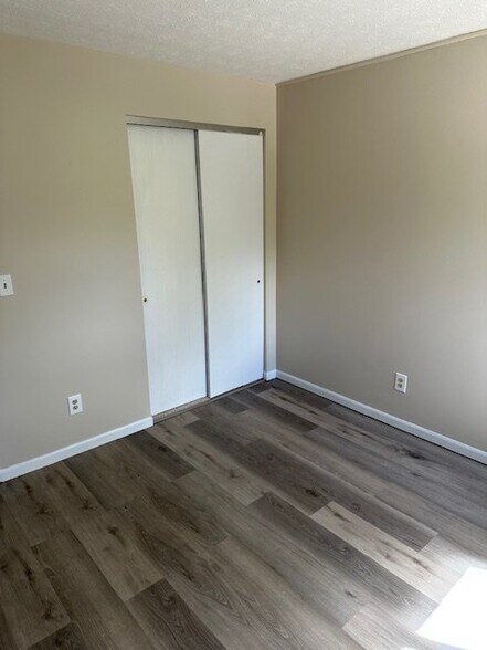 Building Photo - 1000 Valley View Ln