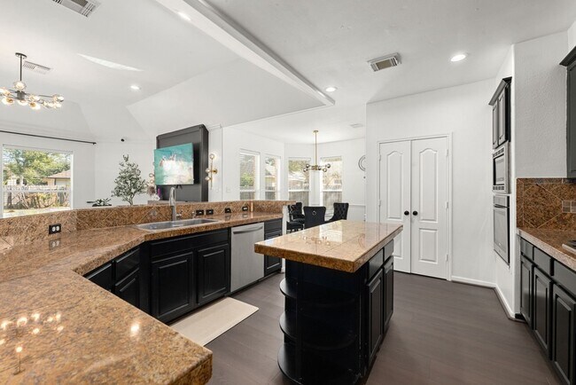 Building Photo - 14910 Lake Woodbridge Ct