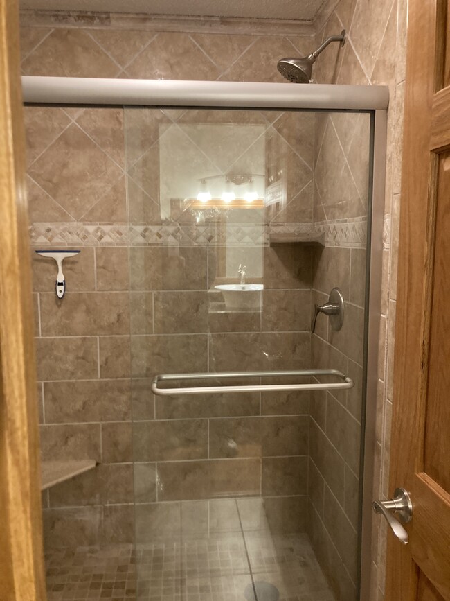 Master shower - 8150 Shorewalk Dr