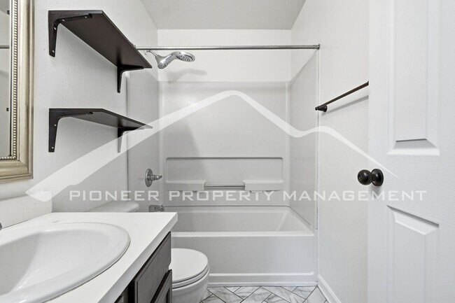 Building Photo - Charming Home with Washer/Dryer and Fenced Yard