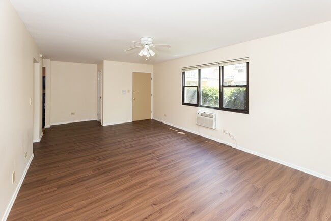 A/C In Every Apartment - 1644 W. Sherwin Ave.